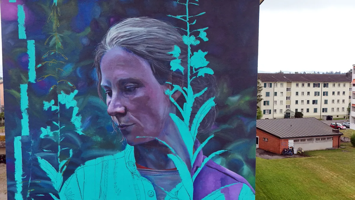 Lionel Davids Motiv ist ebenfalls eine Frau. Street-Art auf zwei Ustermer Wohnblöcken.